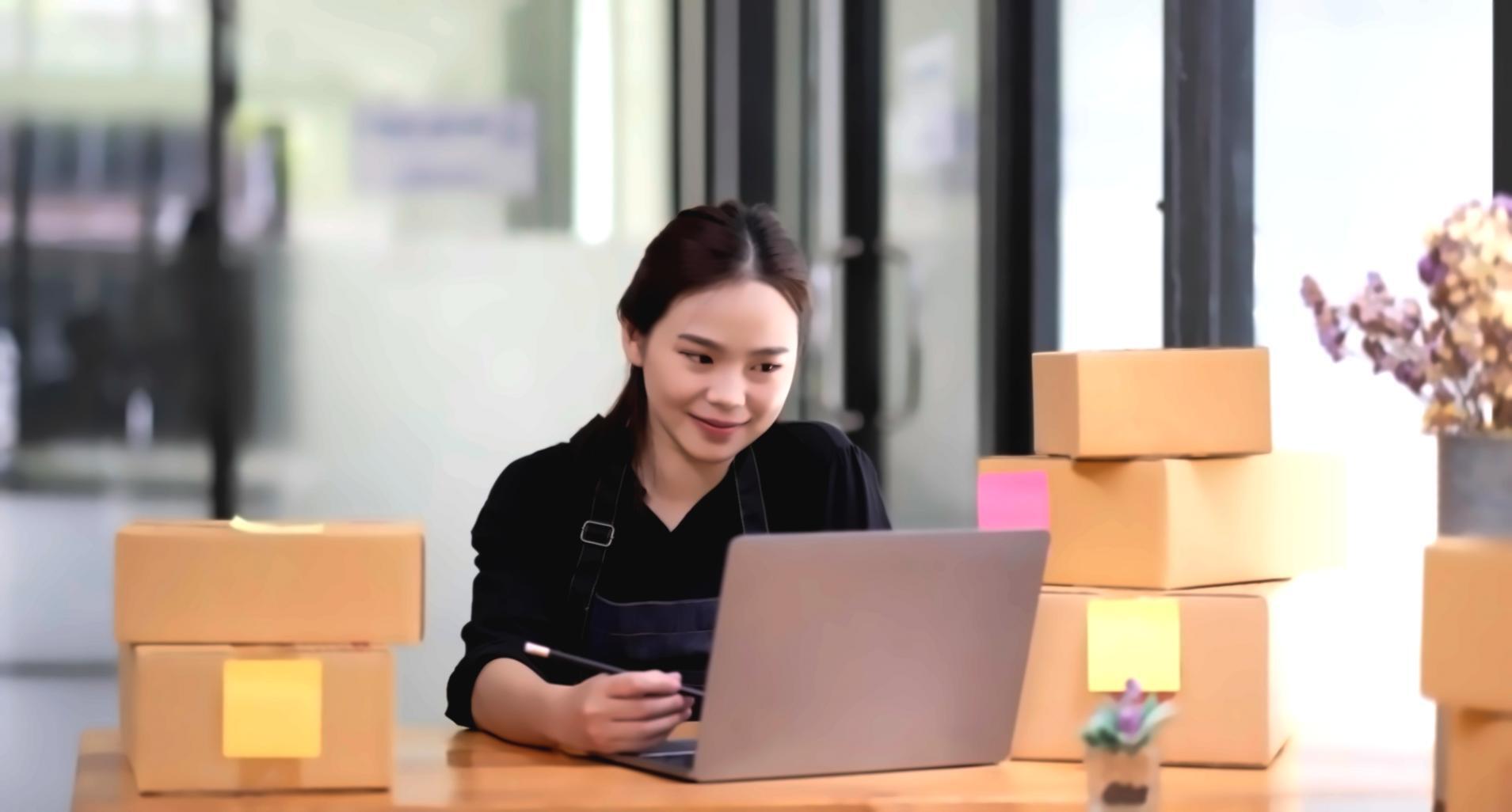 Toranelysiva Team bei der Arbeit an innovativen Online-Kursen